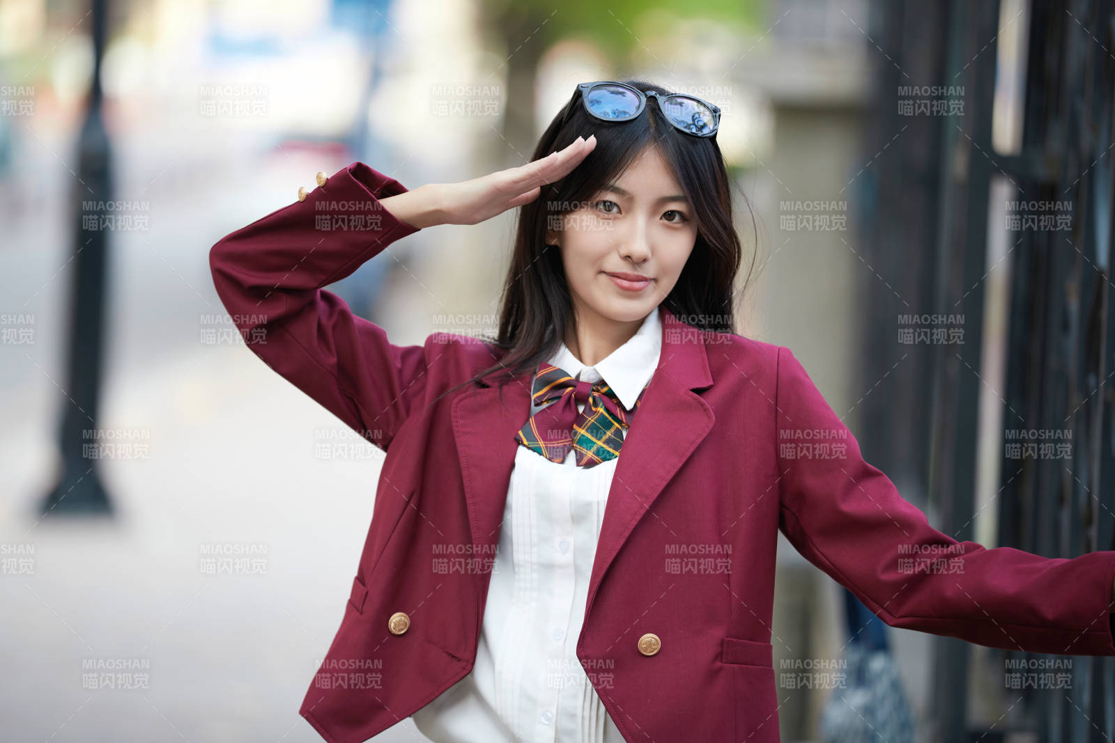 開學季放學回家路上的女學生