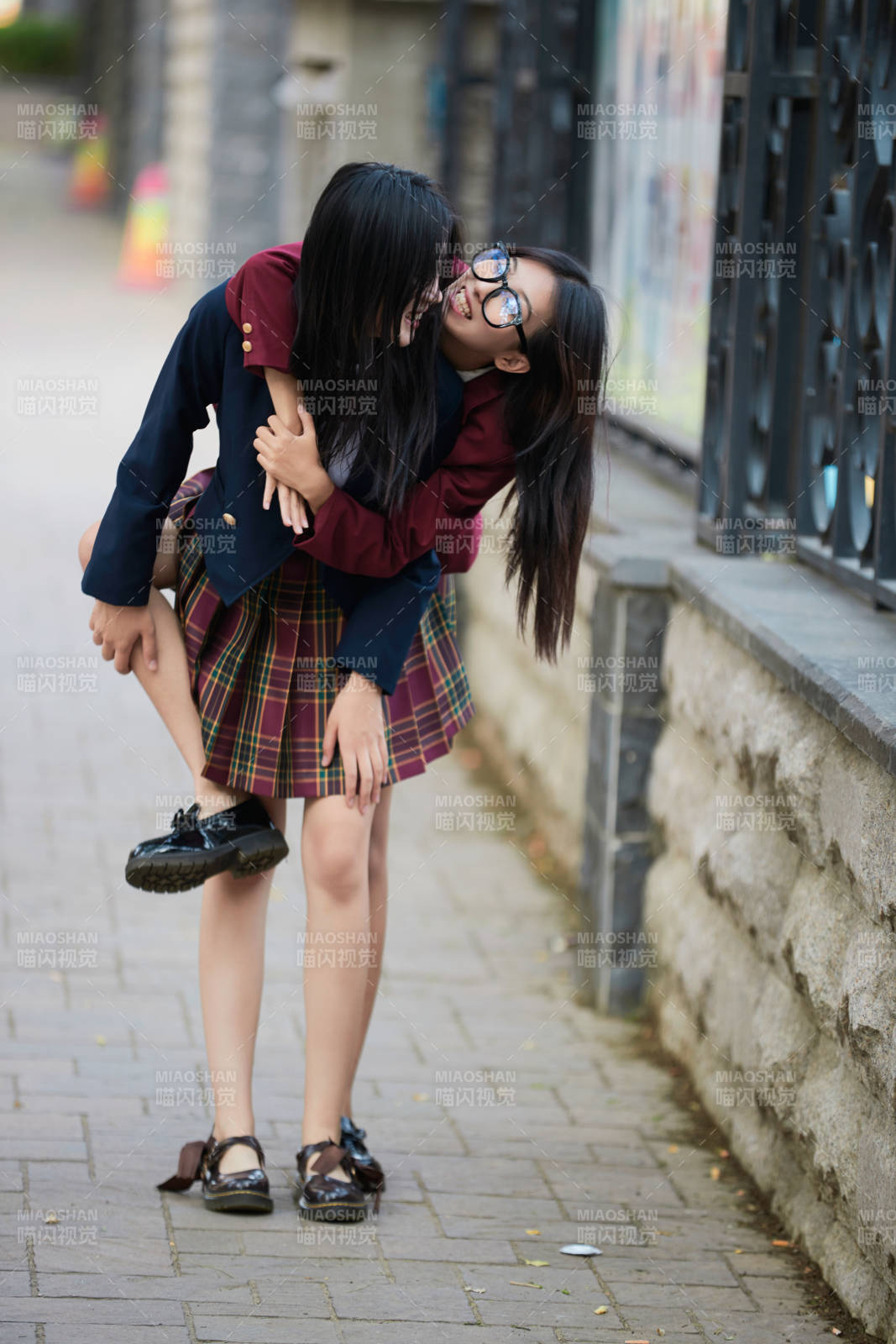 開學(xué)季放學(xué)回家路上的女學(xué)生