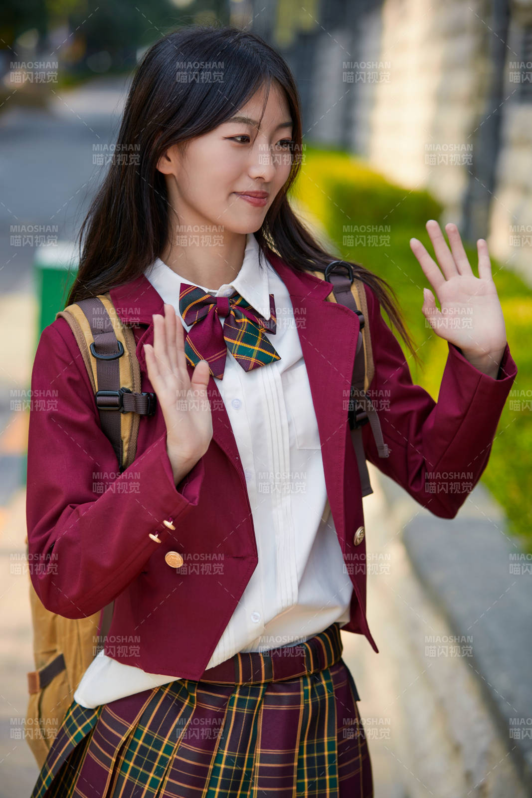 開學季放學回家路上的女學生