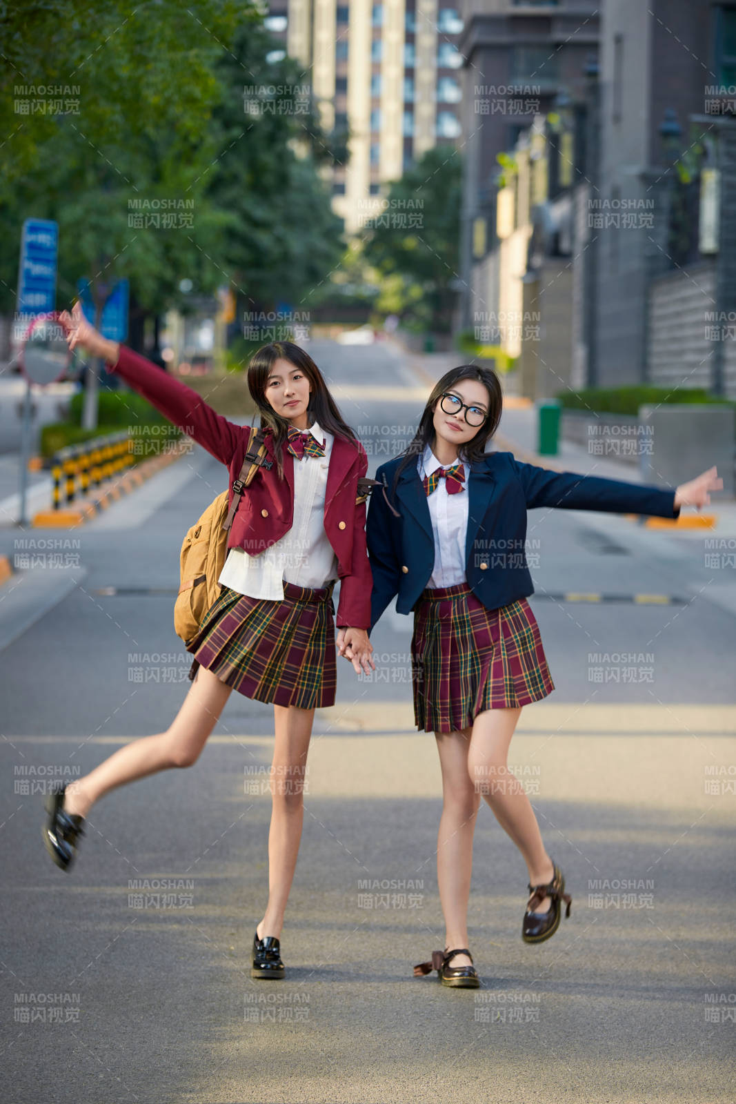 開學季放學回家路上的女學生