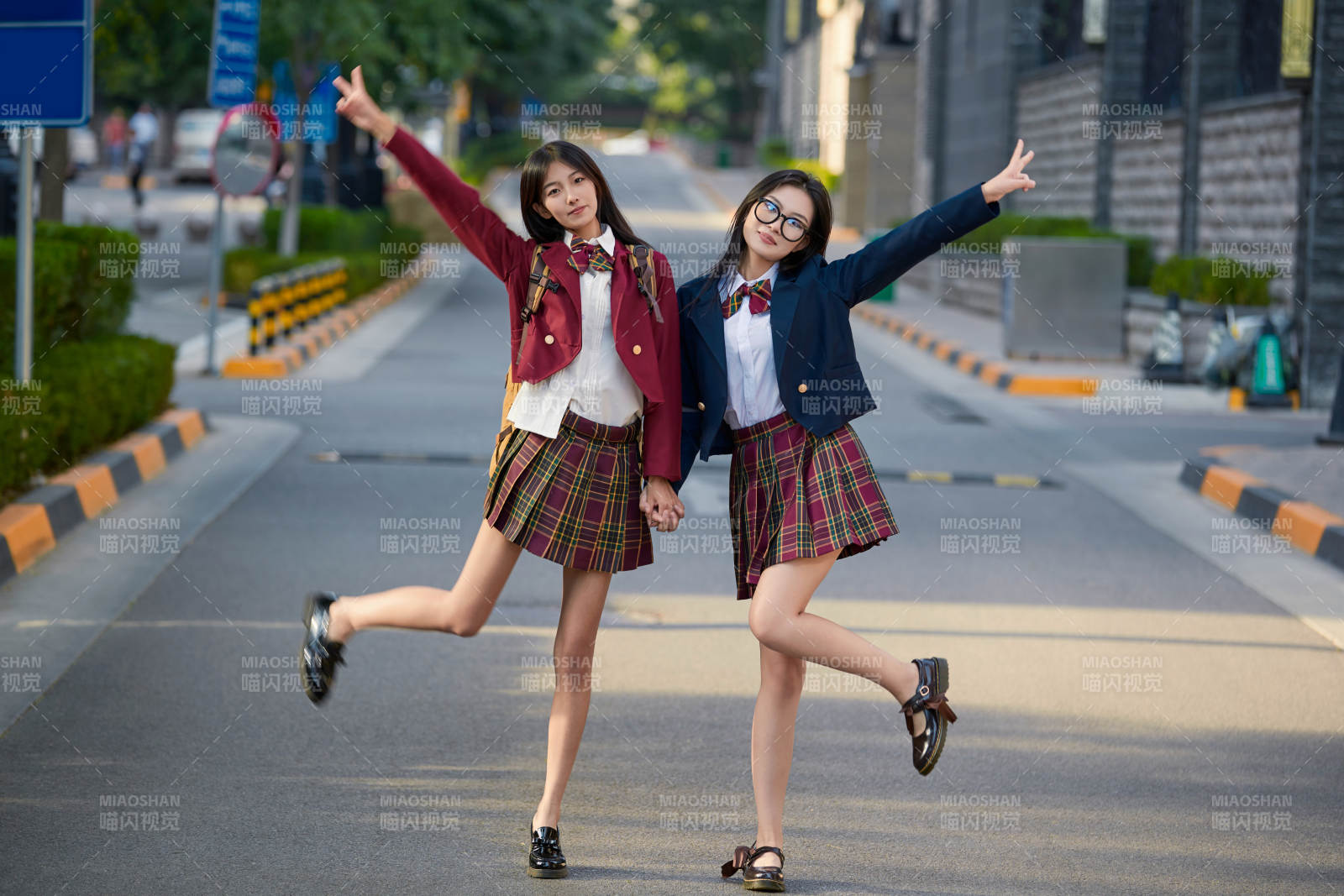 開學季放學回家路上的女學生