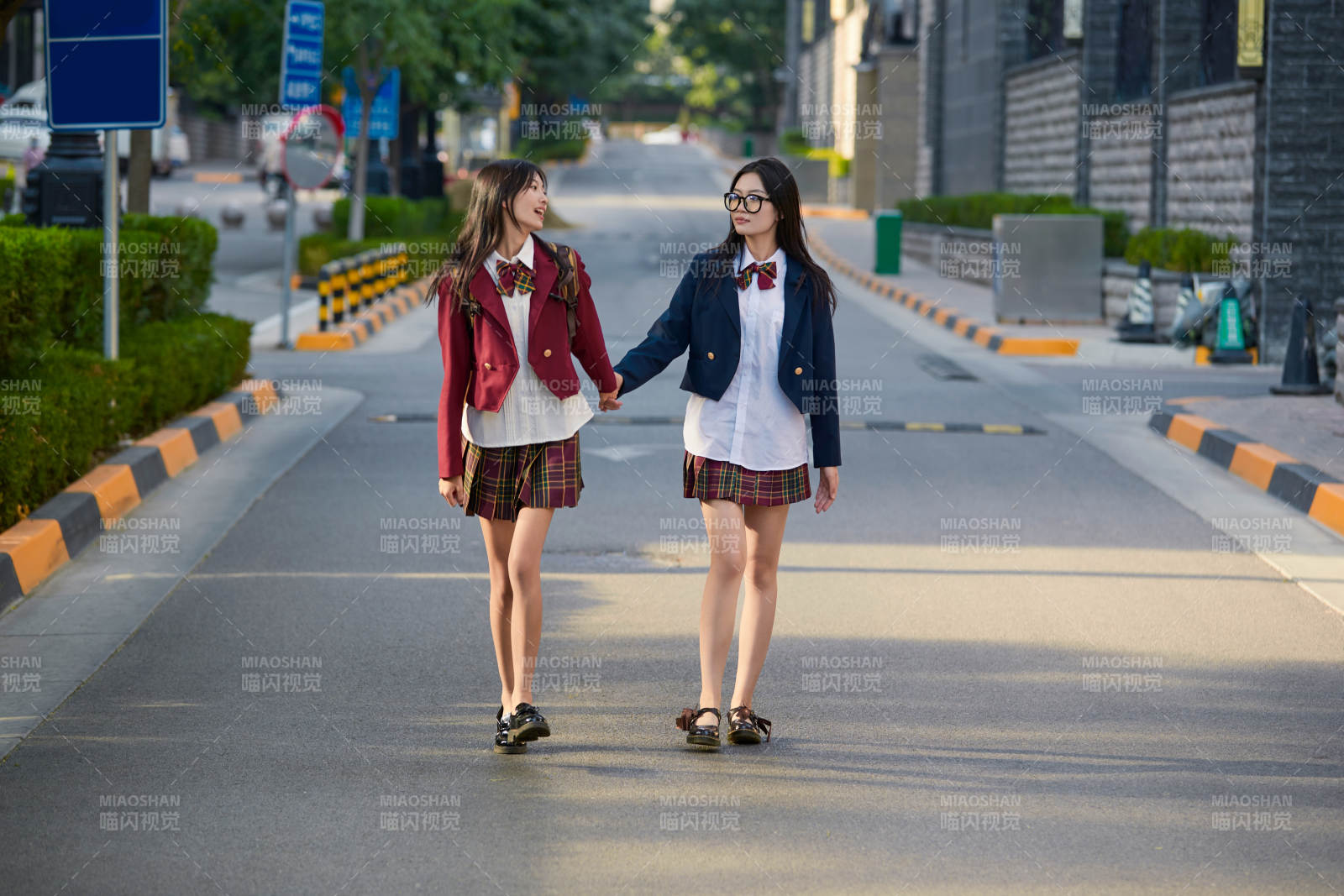 開學季放學回家路上的女學生