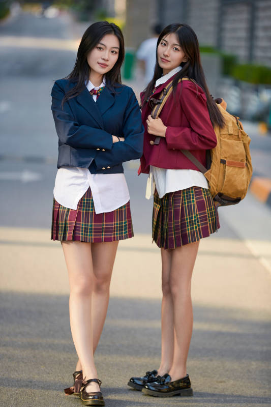 开学季放学回家路上的女学生