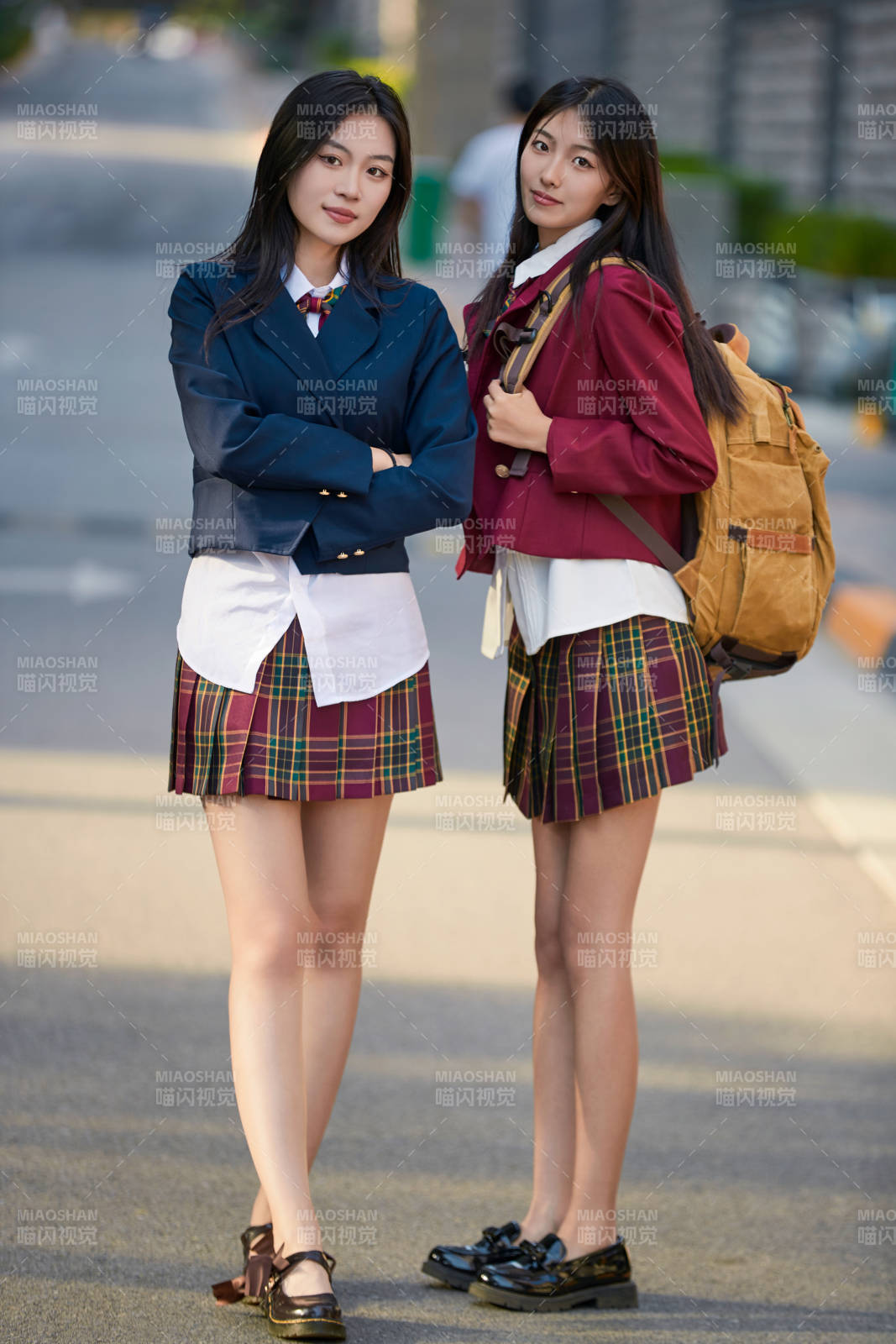 開學(xué)季放學(xué)回家路上的女學(xué)生