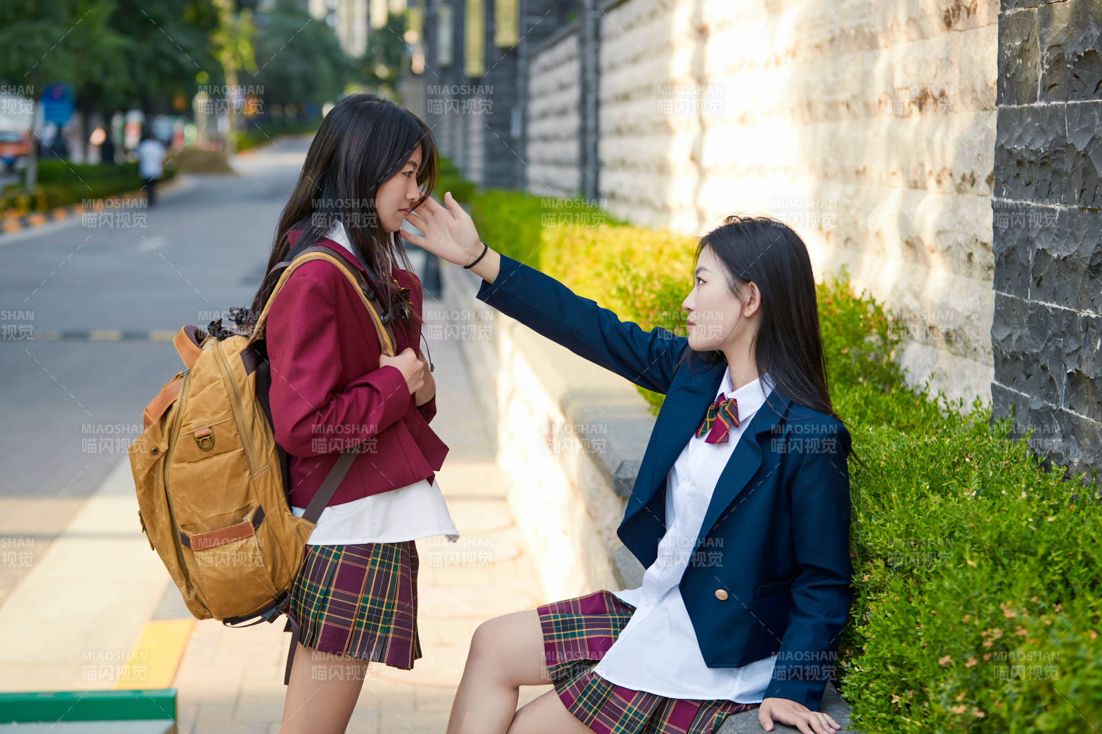 開學季放學回家路上的女學生