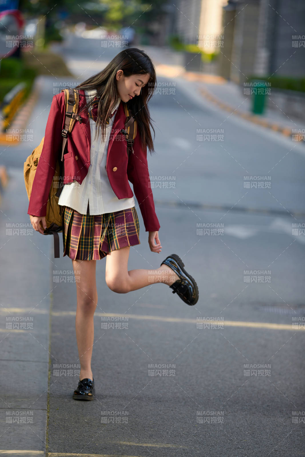 開學季放學回家路上的女學生