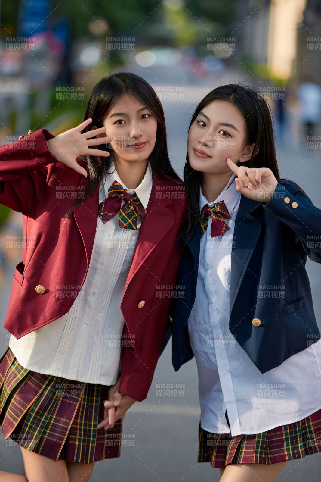 開學季放學回家路上的女學生