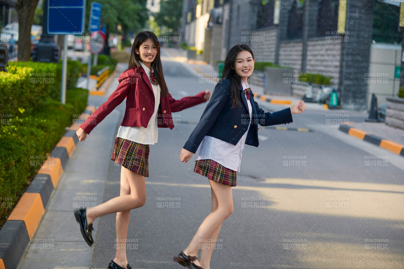 開學季放學回家路上的女學生