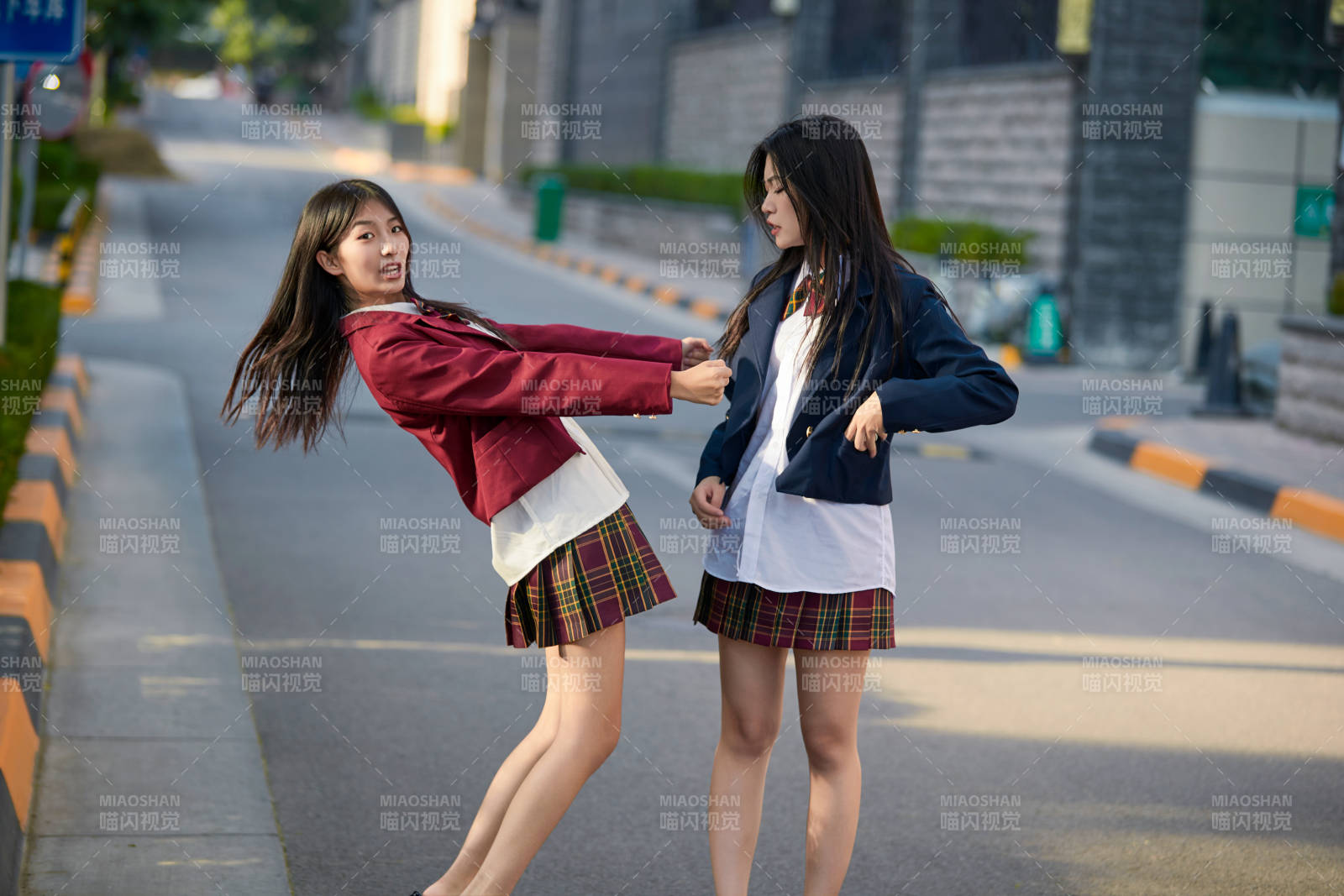 開(kāi)學(xué)季放學(xué)回家路上的女學(xué)生