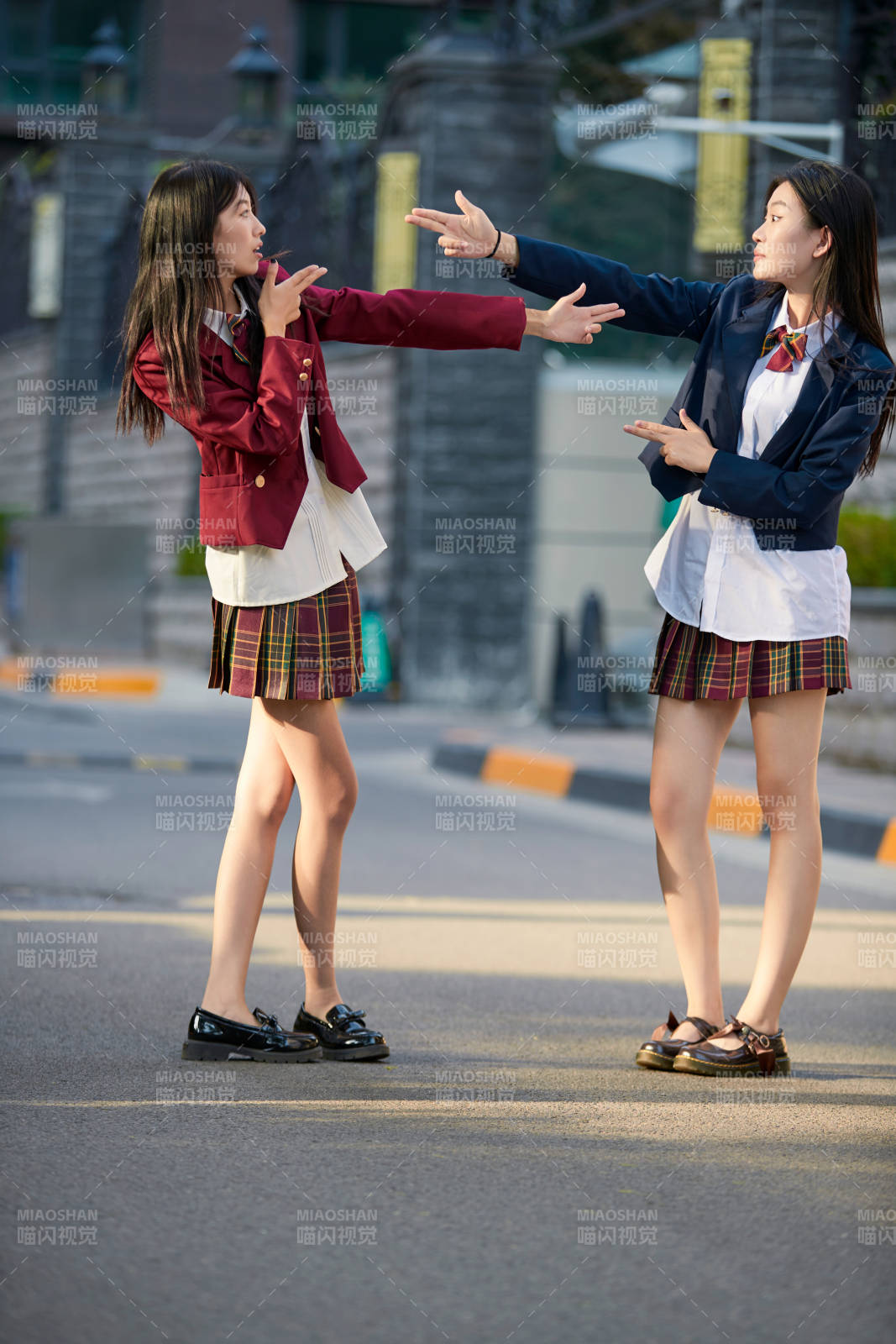 開學季放學回家路上的女學生