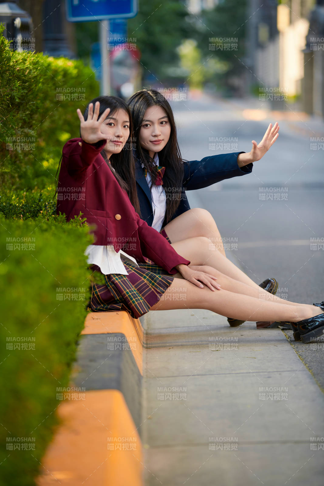 開學季放學回家路上的女學生