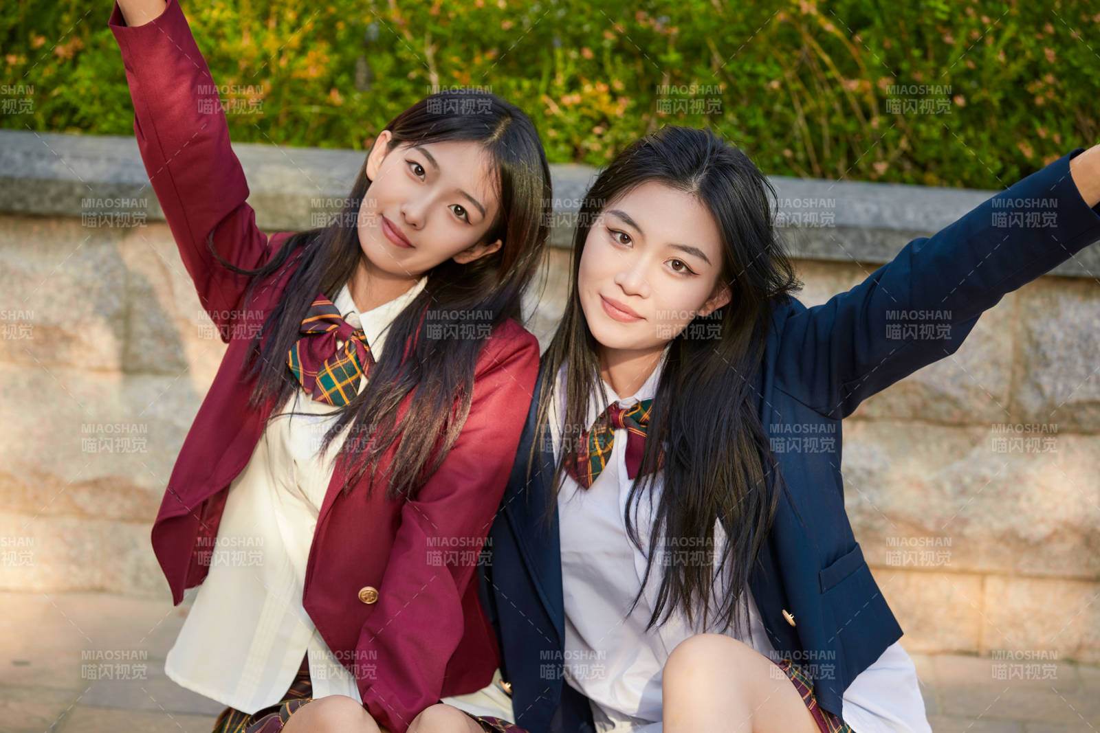 開學季放學回家路上的女學生