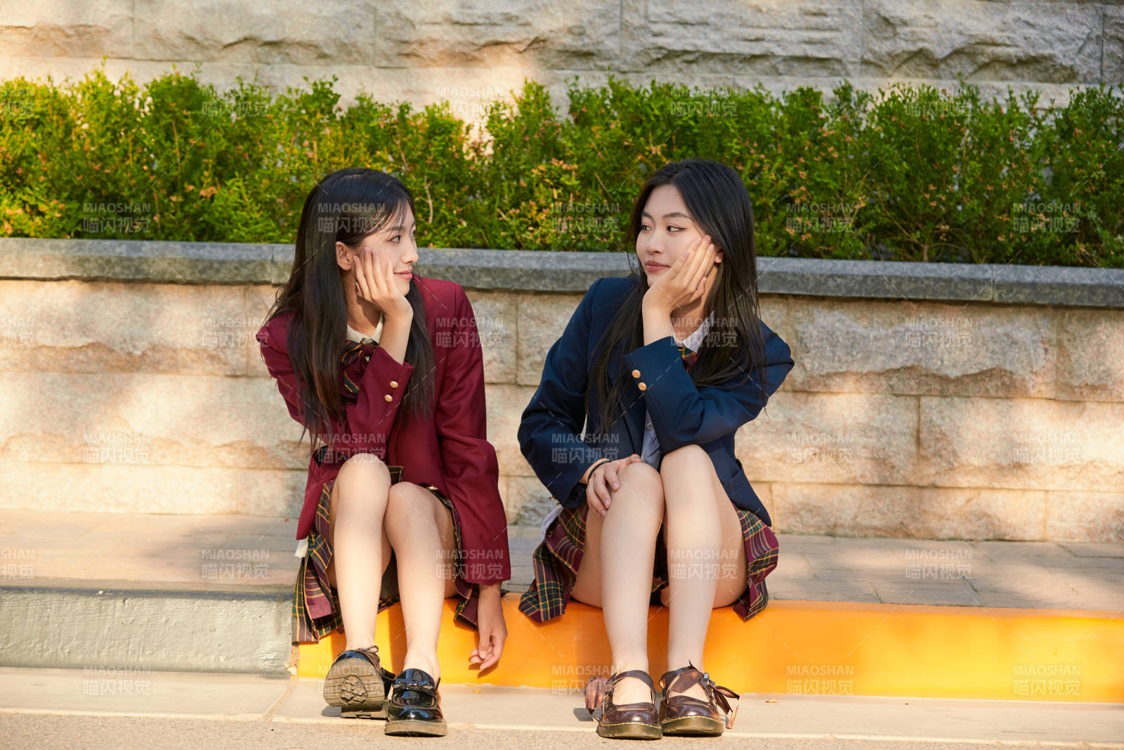 開學(xué)季放學(xué)回家路上的女學(xué)生