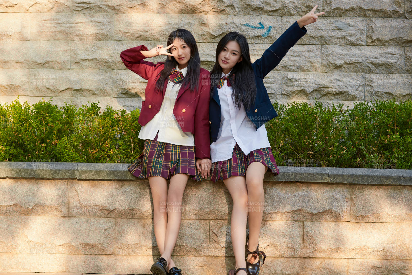 開學季放學回家路上的女學生