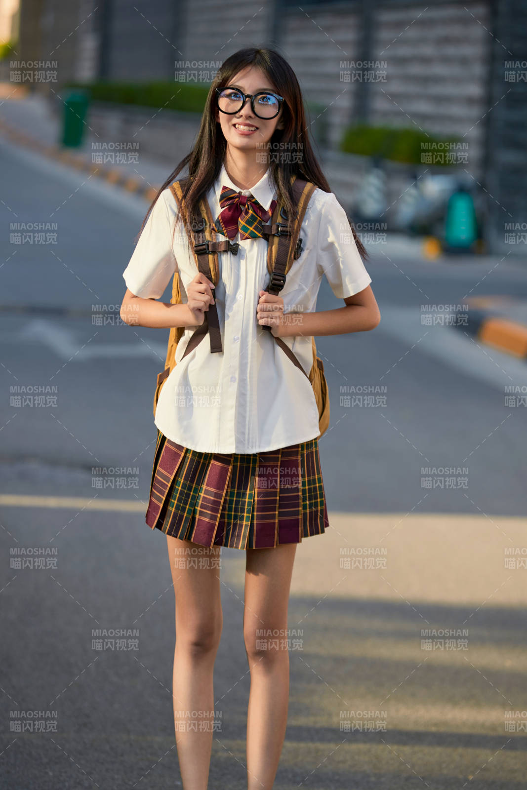 開學季放學回家路上的女學生