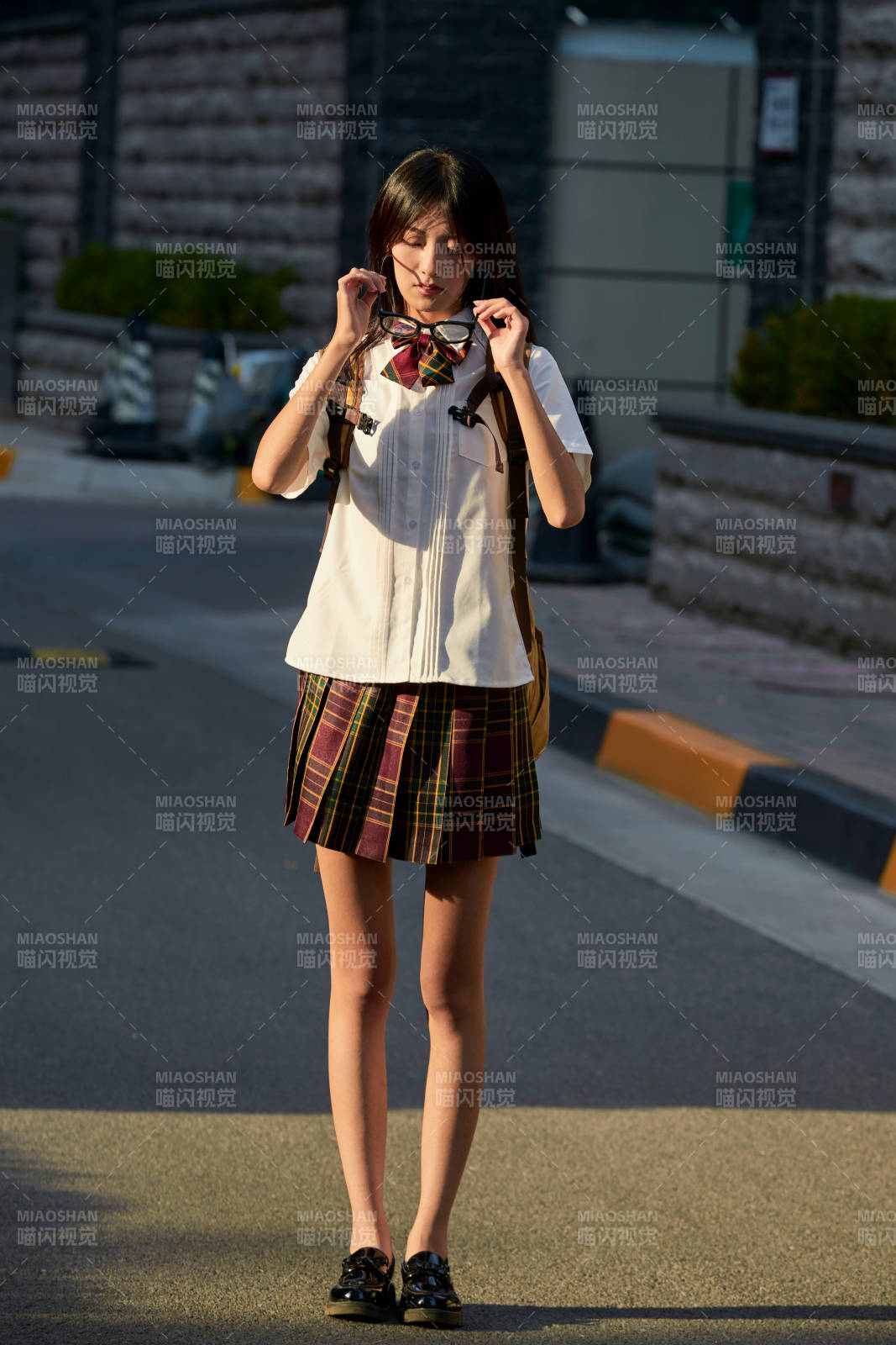 開學季放學回家路上的女學生