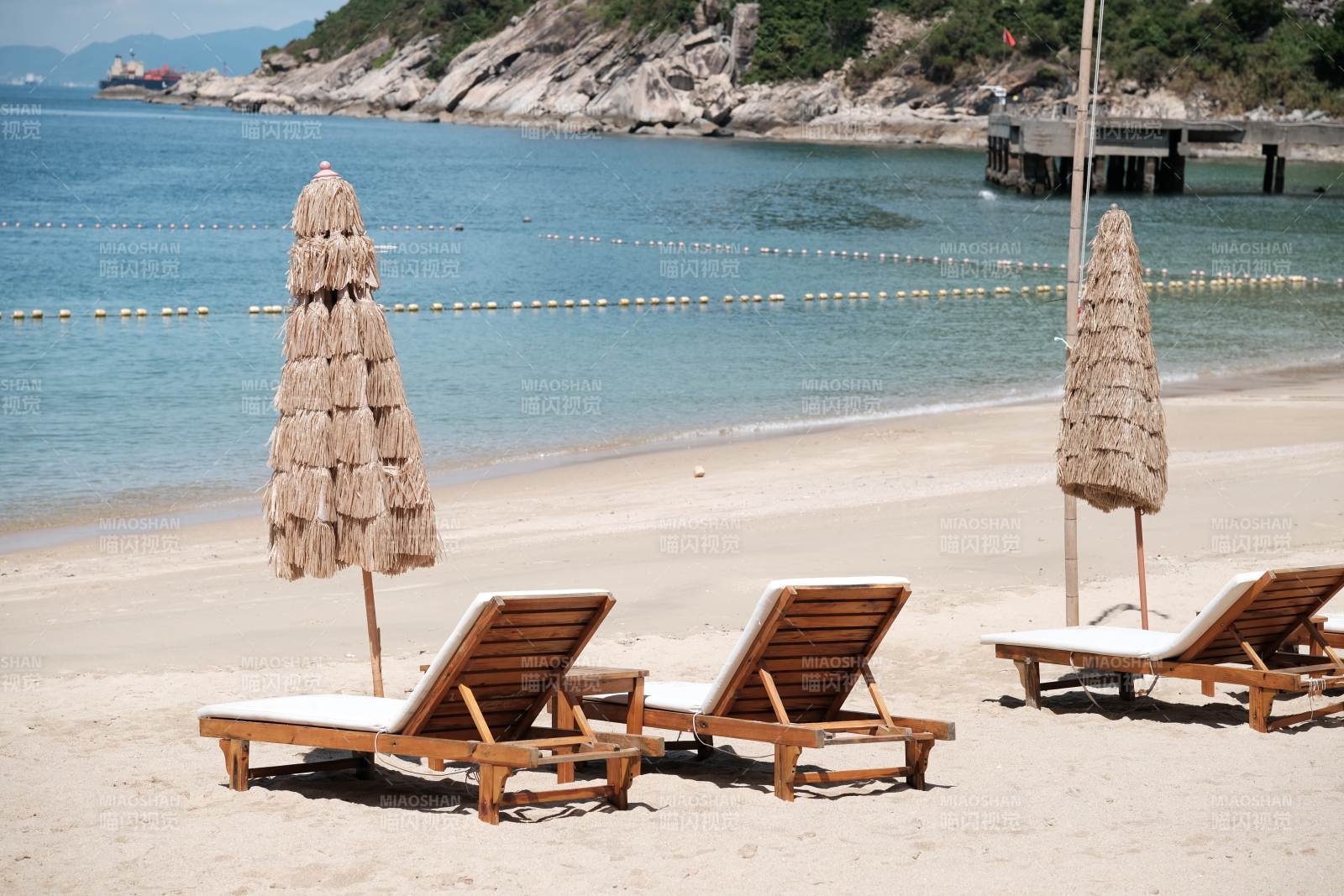 沙灘躺椅與遮陽傘