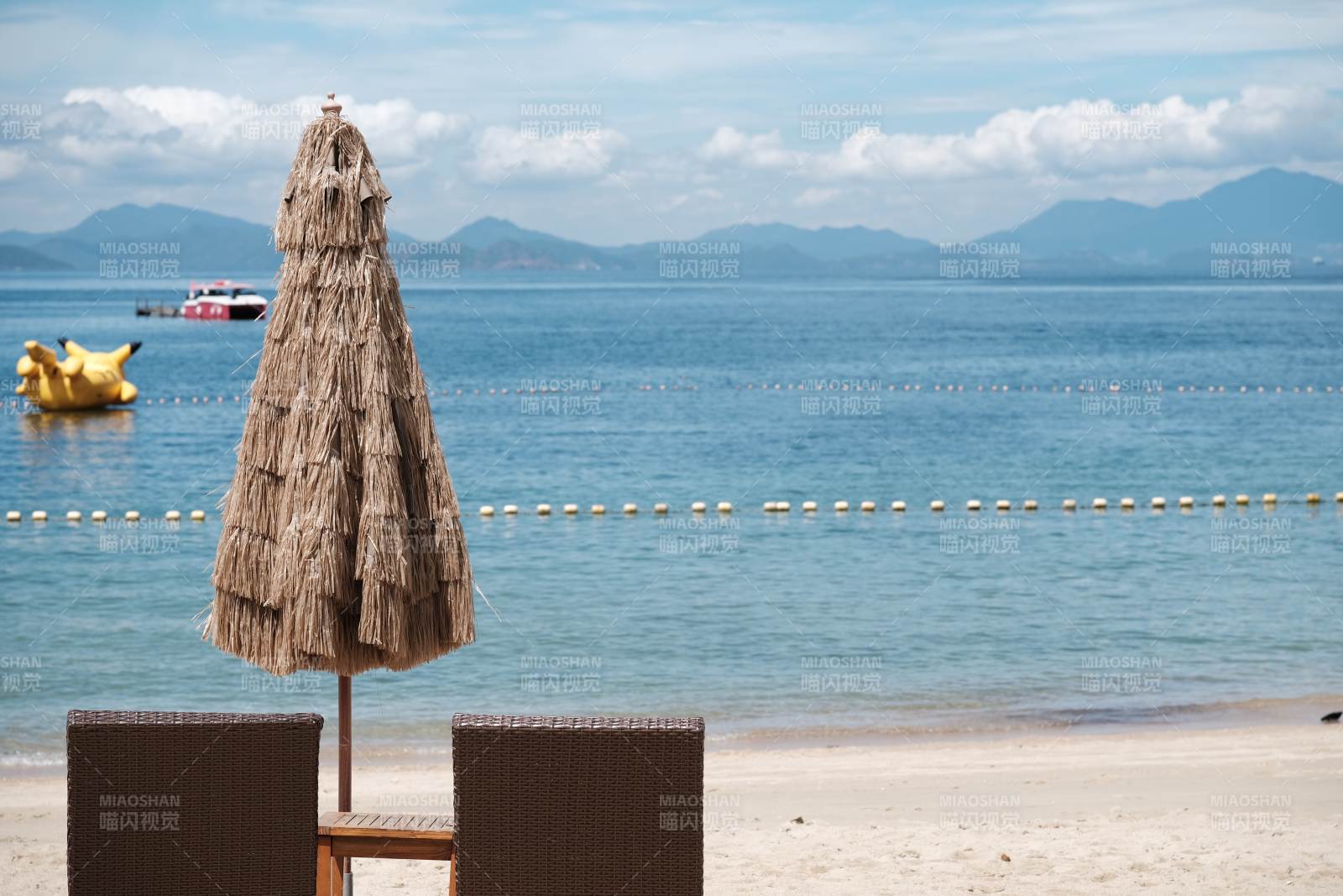 海灘傘椅與海景