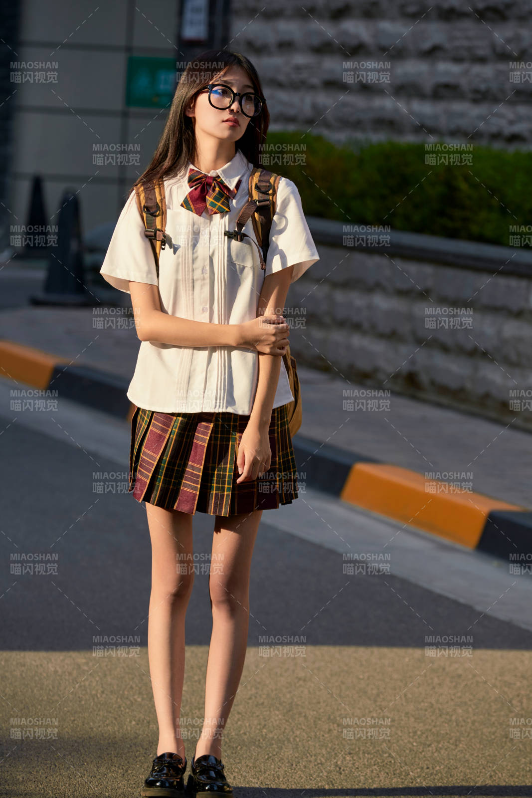 開學季放學回家路上的女學生