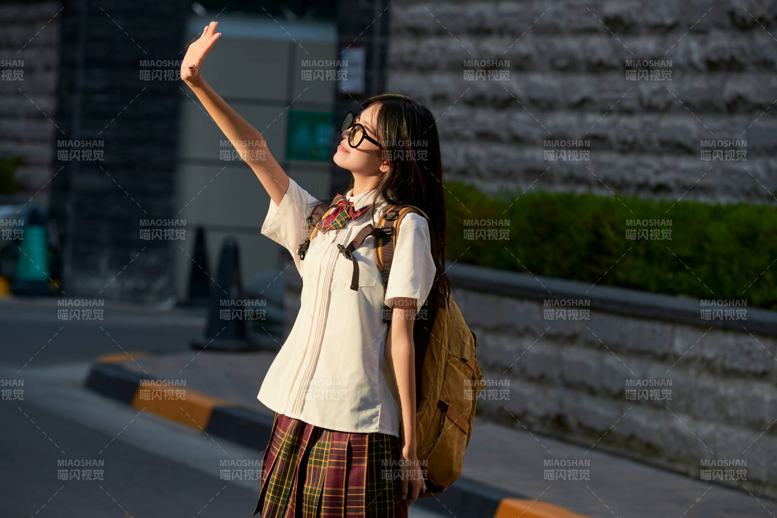 開學季放學回家路上的女學生