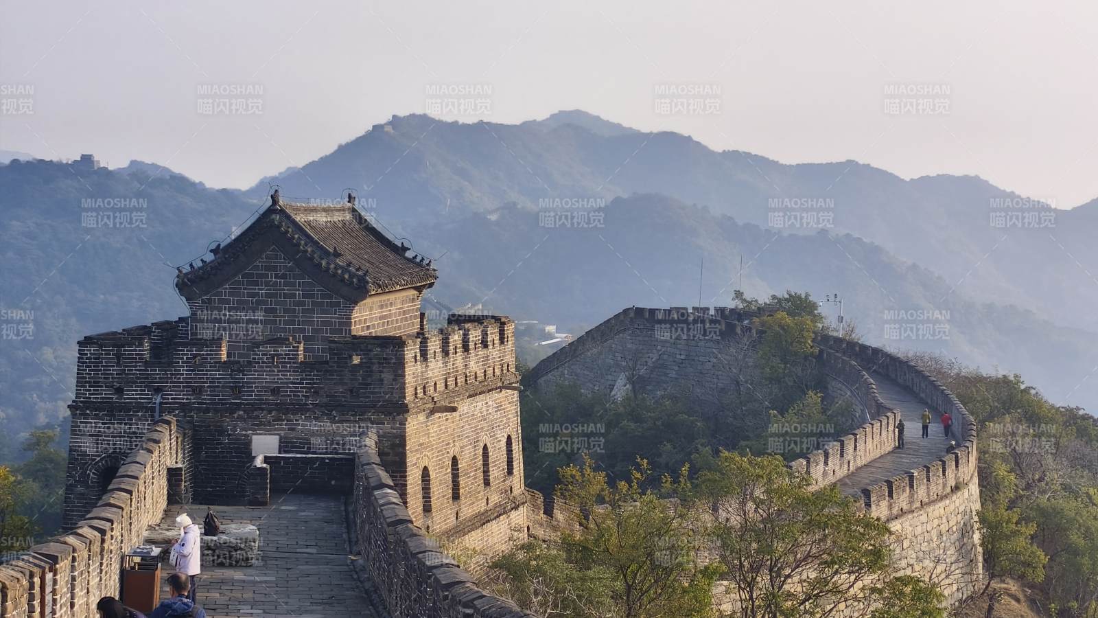 長城雄姿 山巒環繞