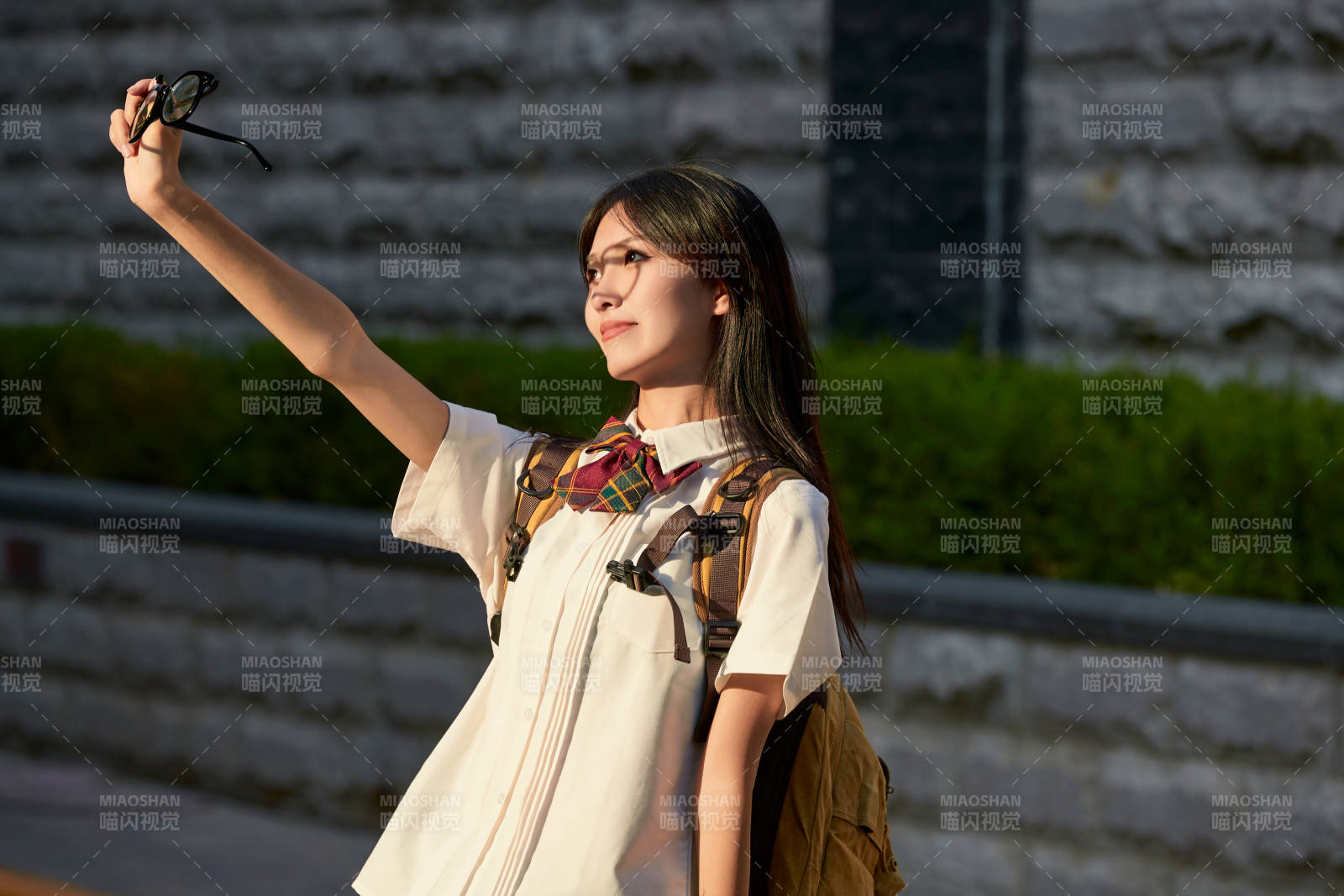 開學季放學回家路上的女學生