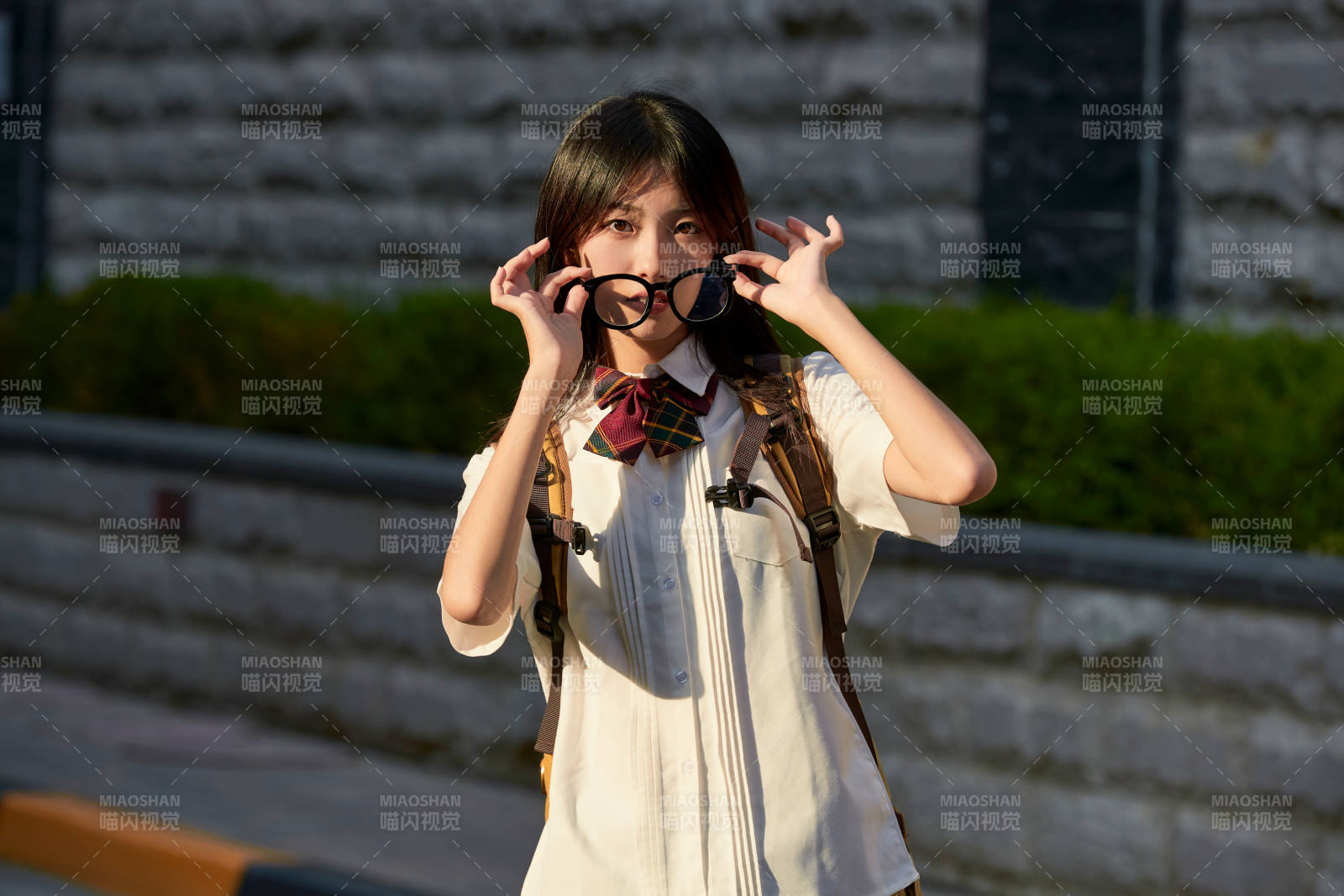 開學季放學回家路上的女學生