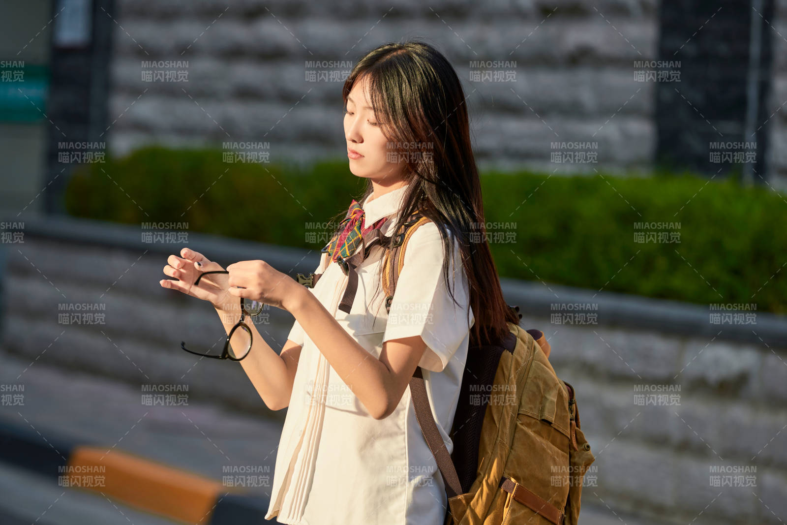 開學(xué)季放學(xué)回家路上的女學(xué)生