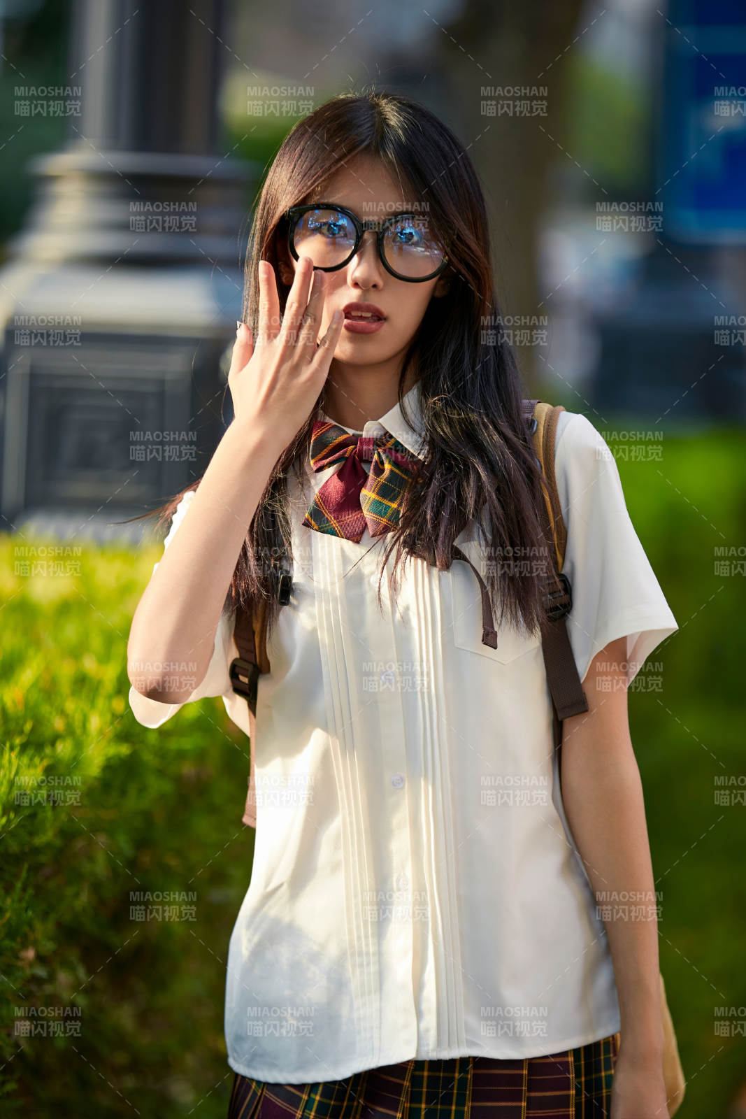 開學(xué)季放學(xué)回家路上的女學(xué)生