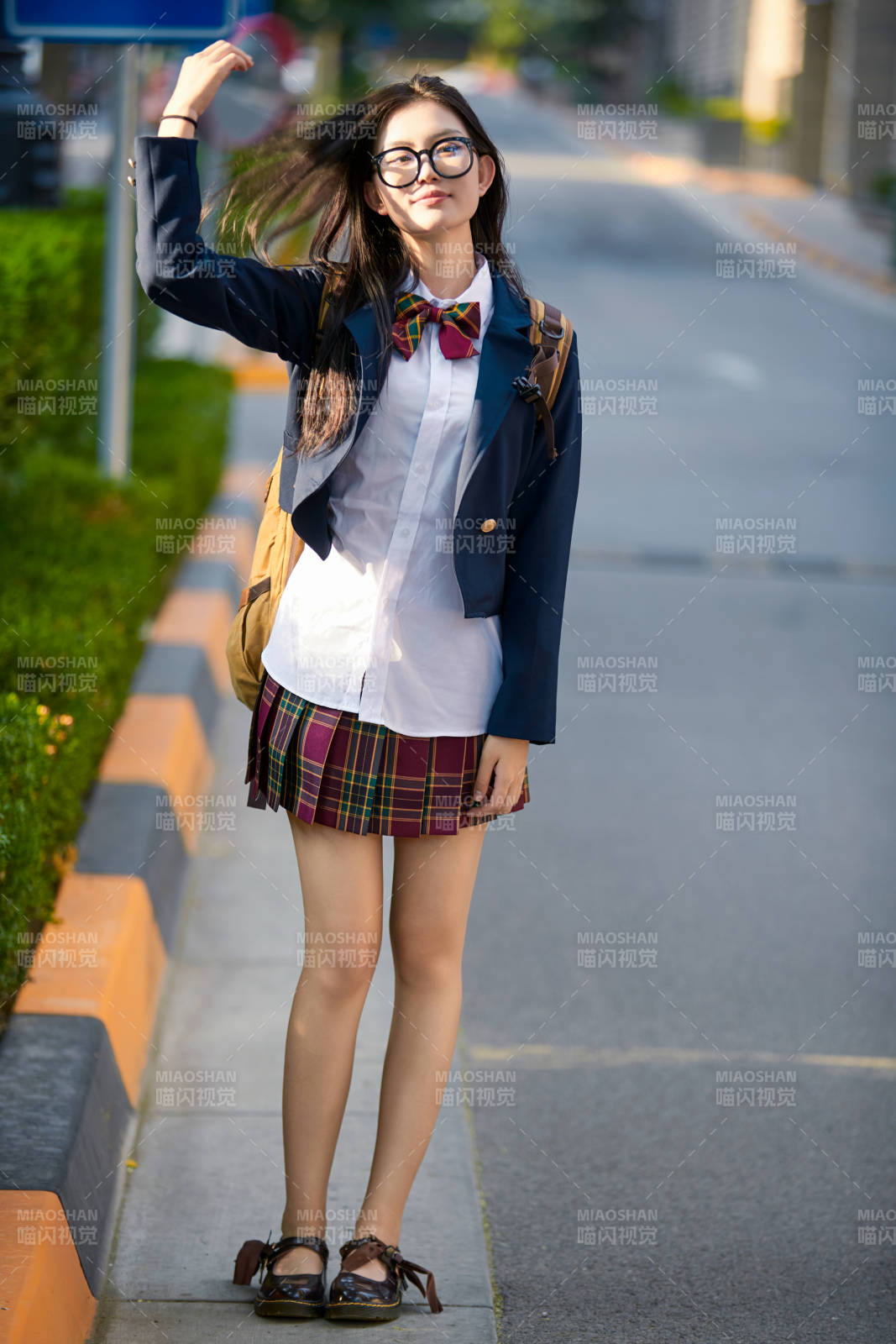 開學季放學回家路上的女學生