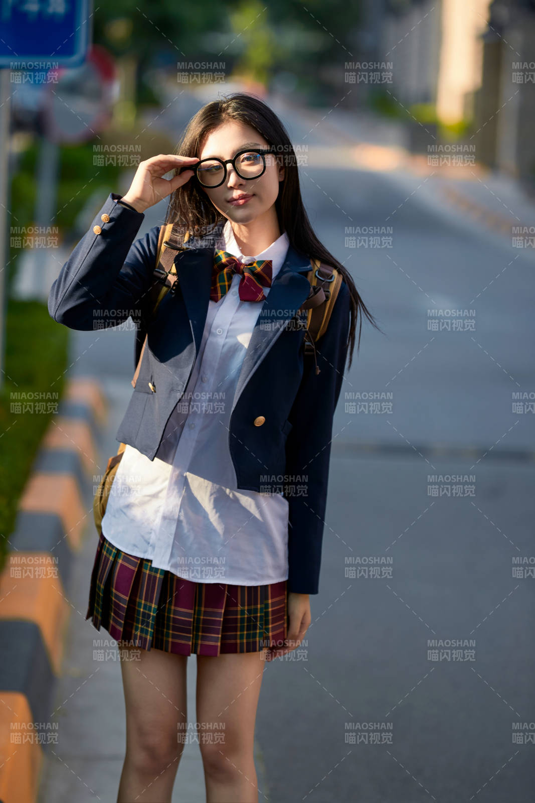 開學季放學回家路上的女學生