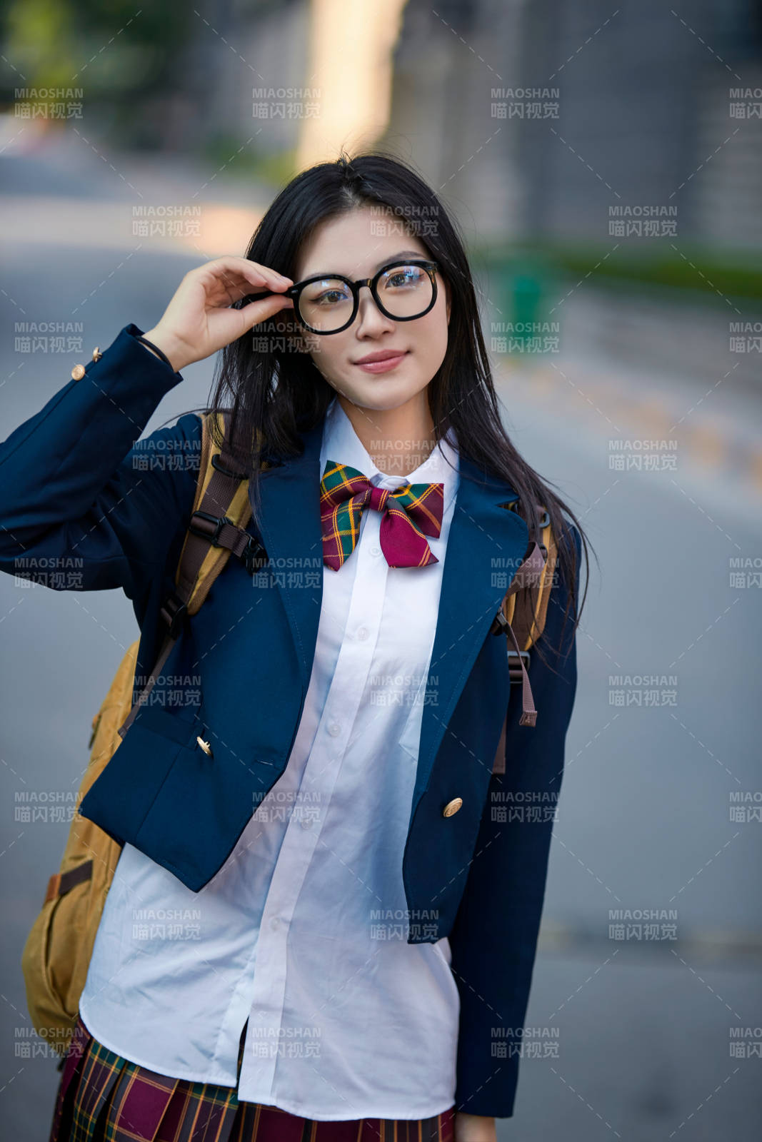 開學季放學回家路上的女學生