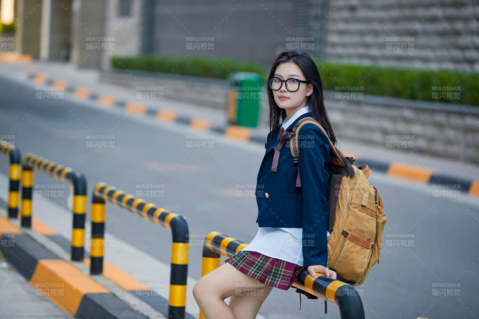 開學季放學回家路上的女學生