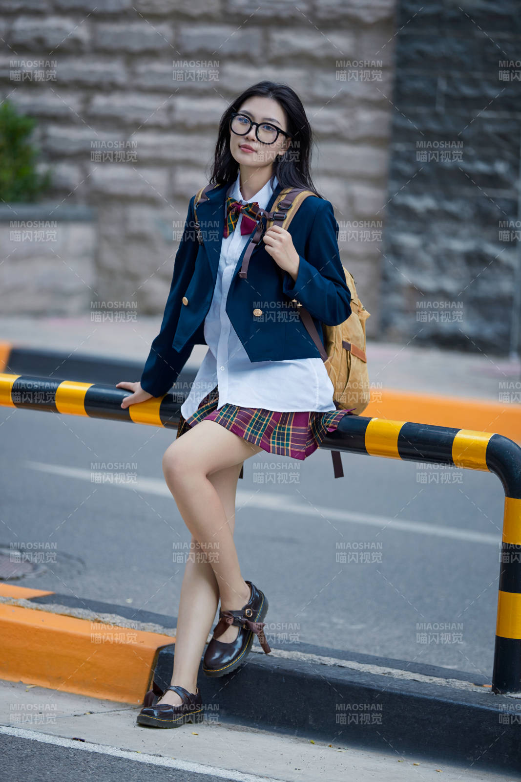 開學季放學回家路上的女學生