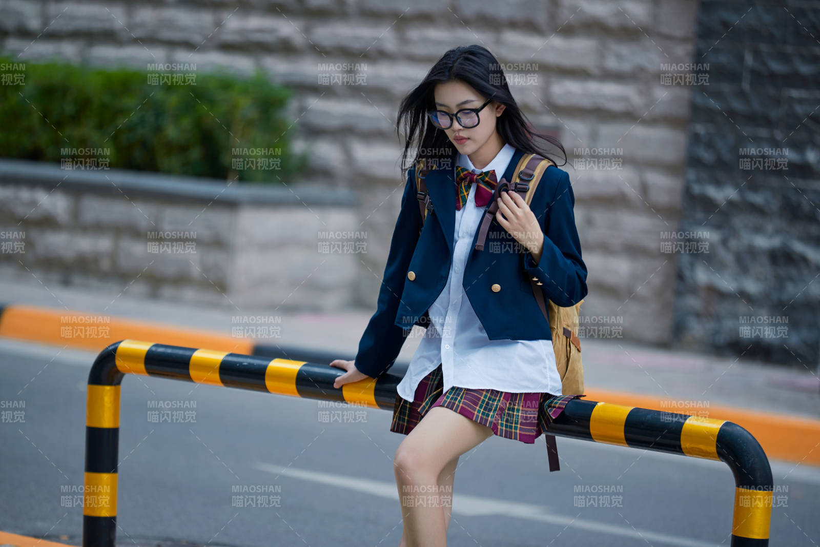 開學季放學回家路上的女學生