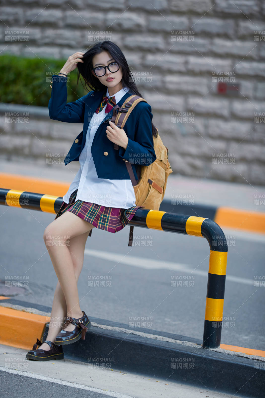 開學(xué)季放學(xué)回家路上的女學(xué)生