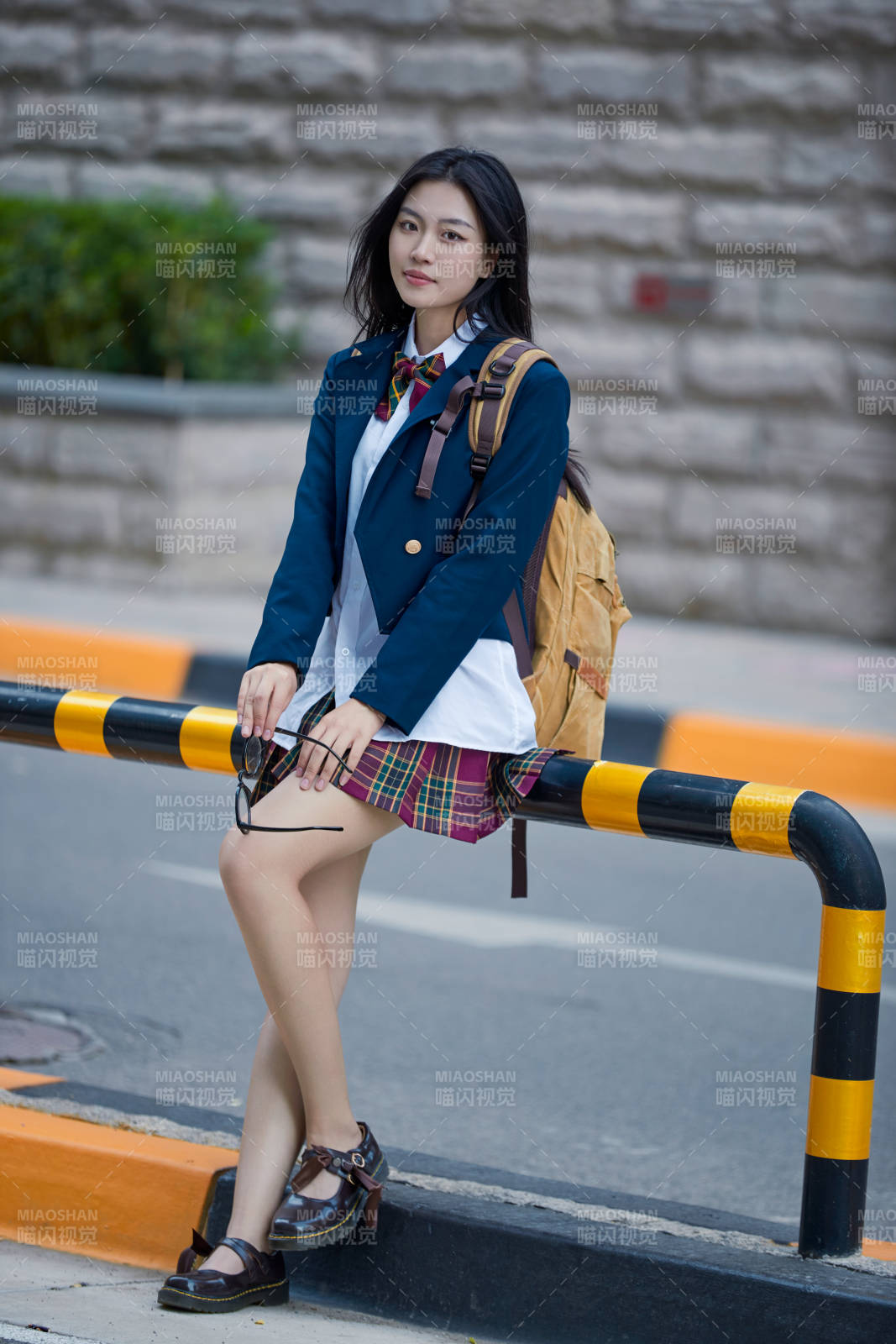 開學季放學回家路上的女學生