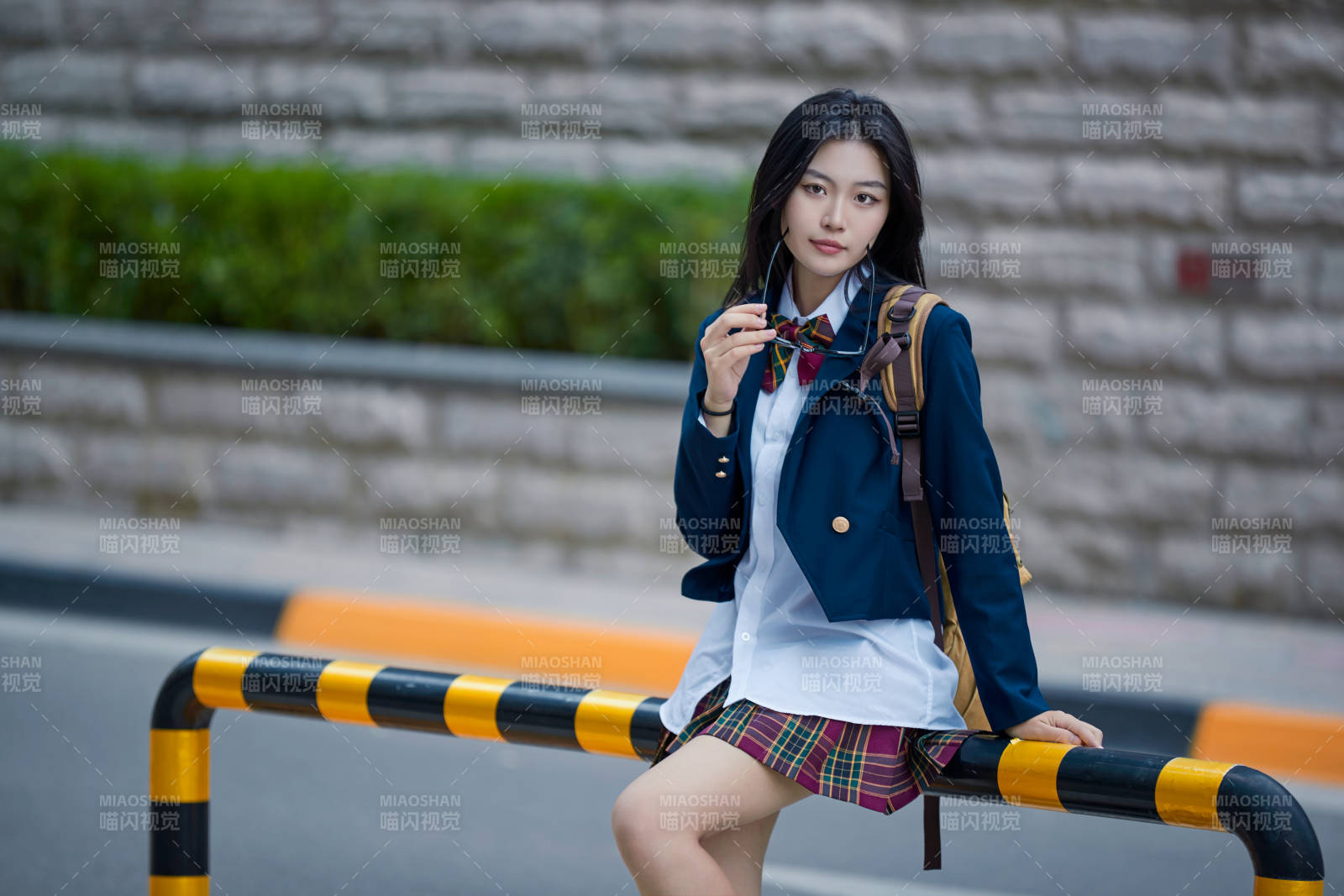 開學季放學回家路上的女學生