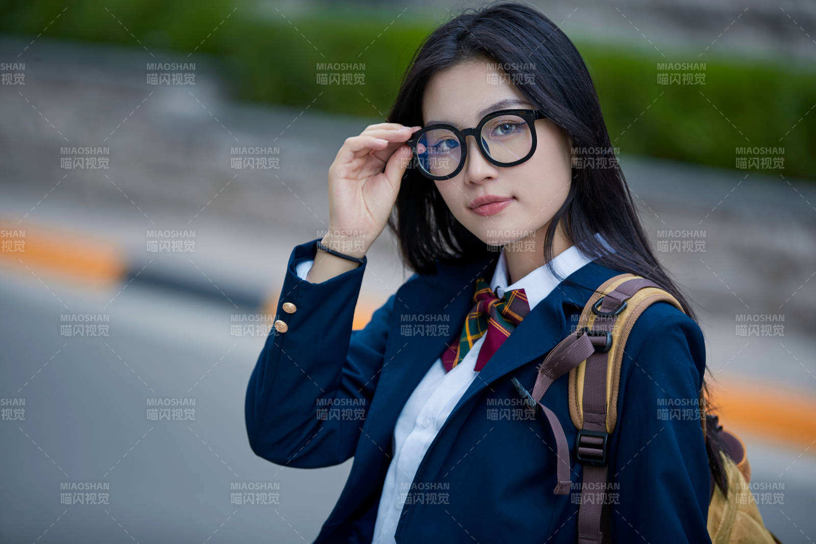 開學季放學回家路上的女學生