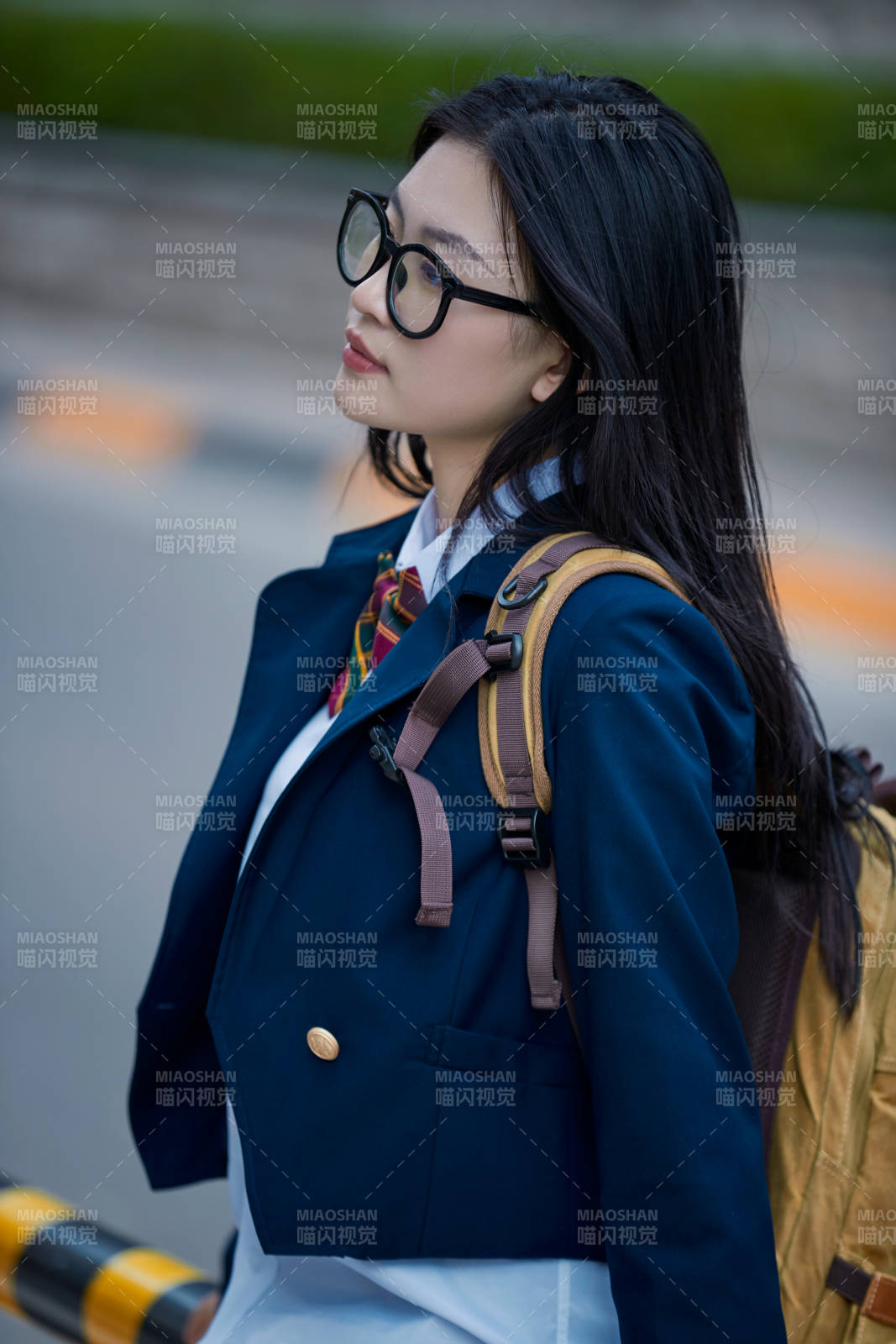 開(kāi)學(xué)季放學(xué)回家路上的女學(xué)生