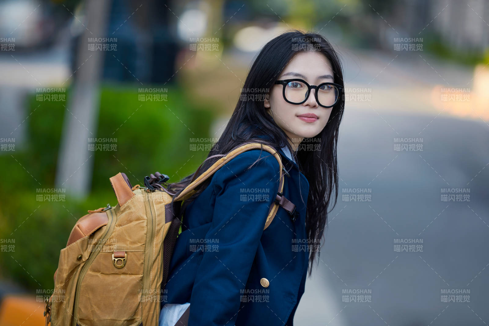 開學季放學回家路上的女學生