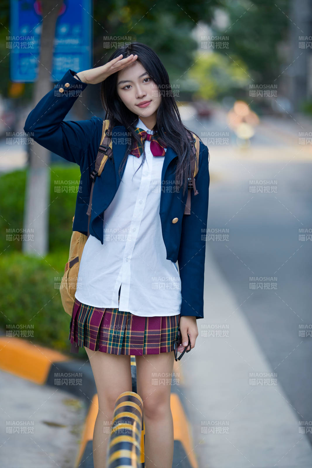 開學季放學回家路上的女學生