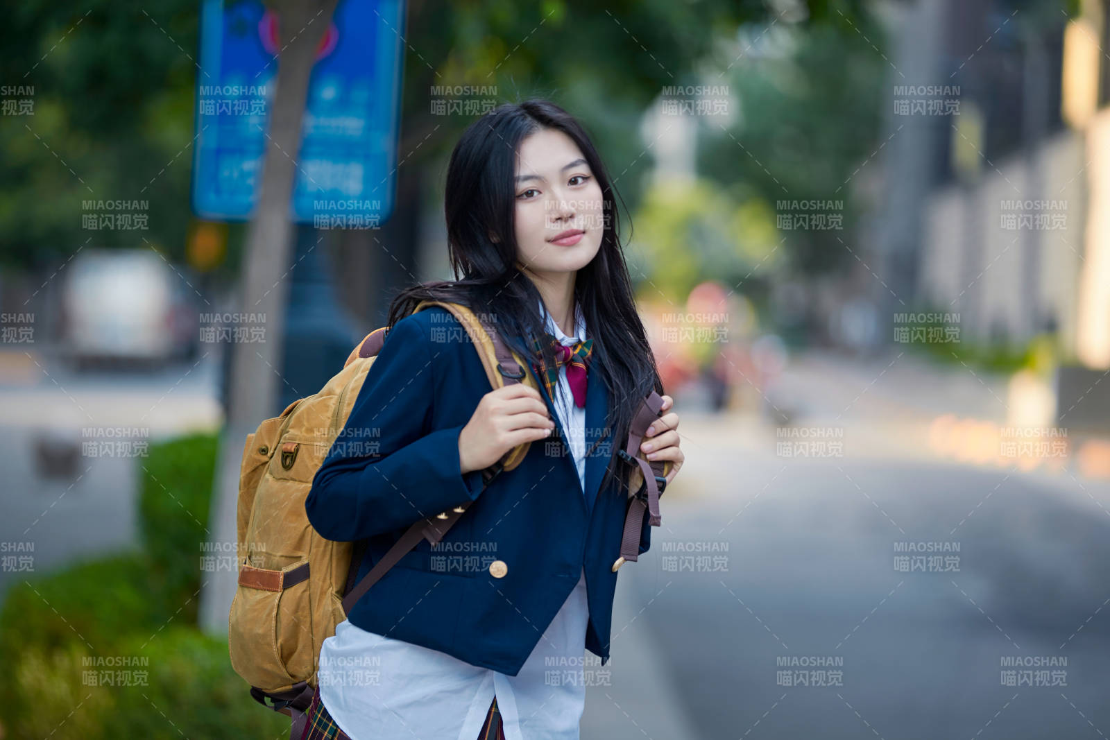 開學季放學回家路上的女學生