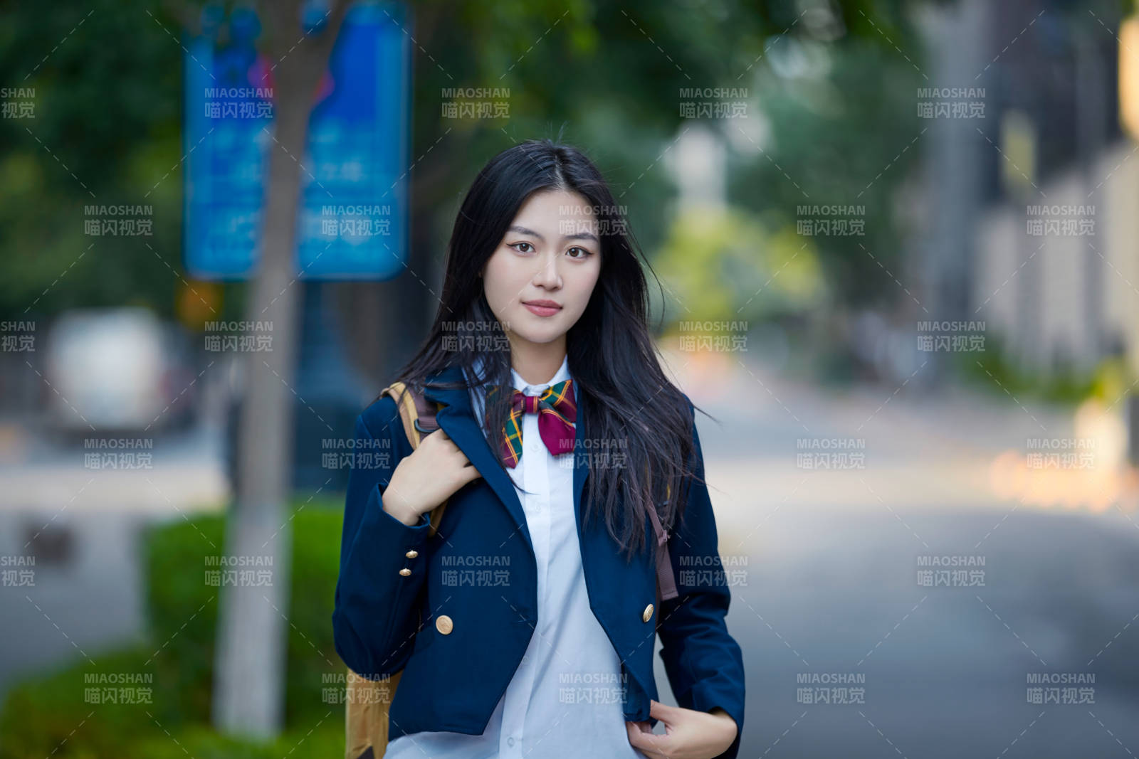 開學季放學回家路上的女學生