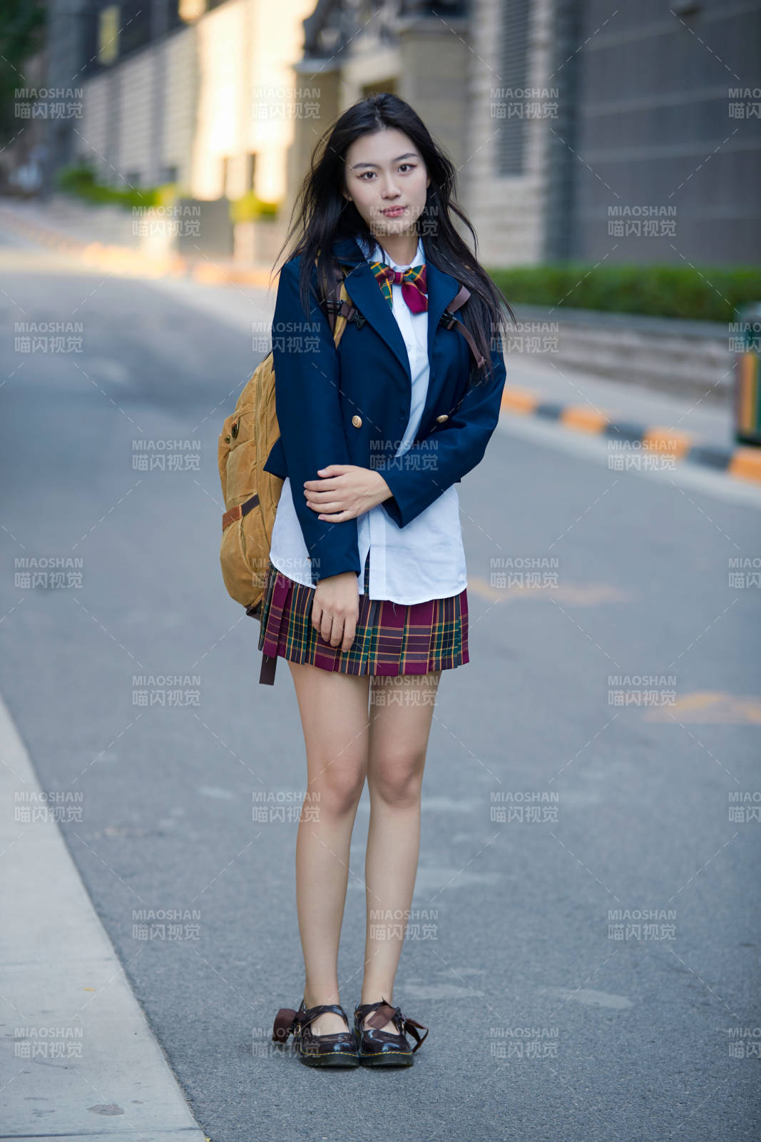 開學季放學回家路上的女學生