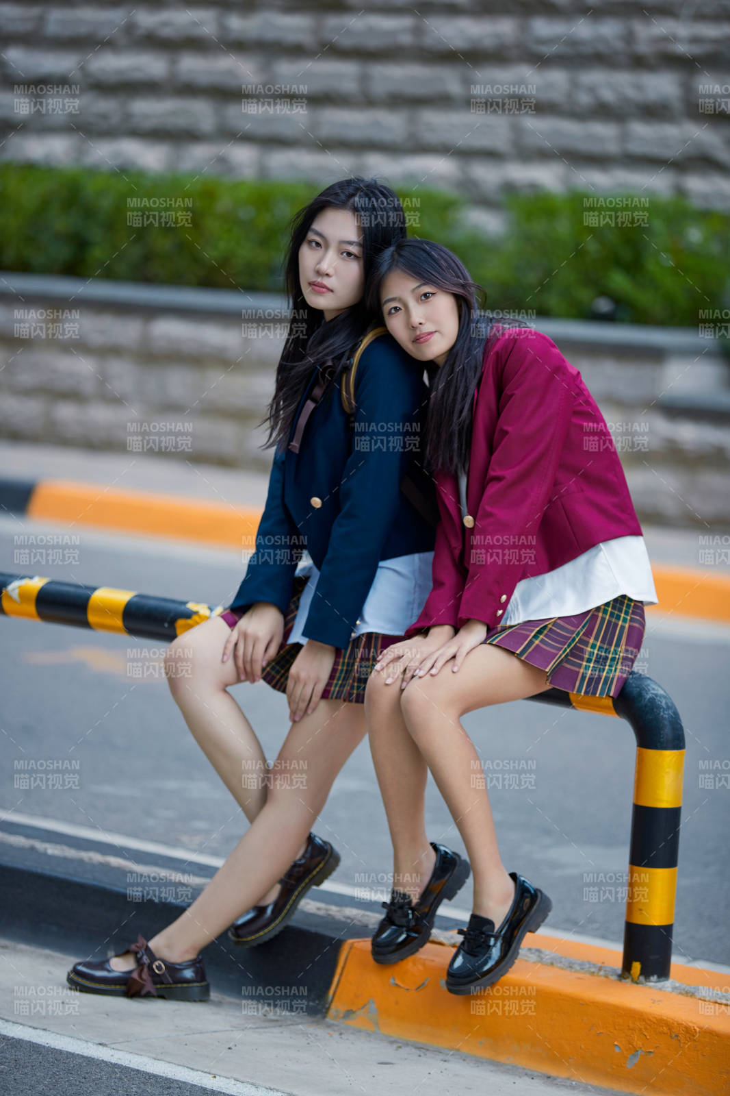 開學季放學回家路上的女學生