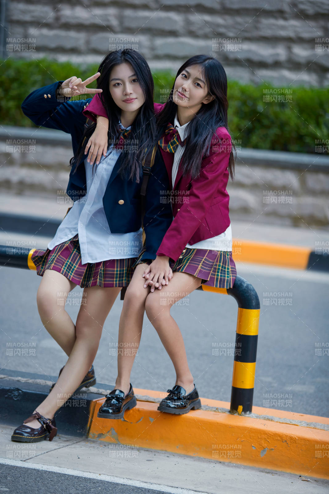 開學季放學回家路上的女學生