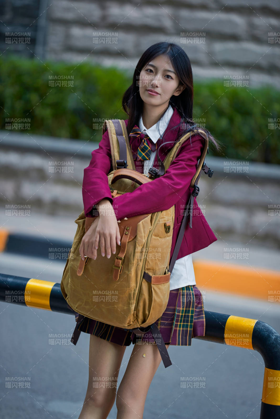 開學季放學回家路上的女學生
