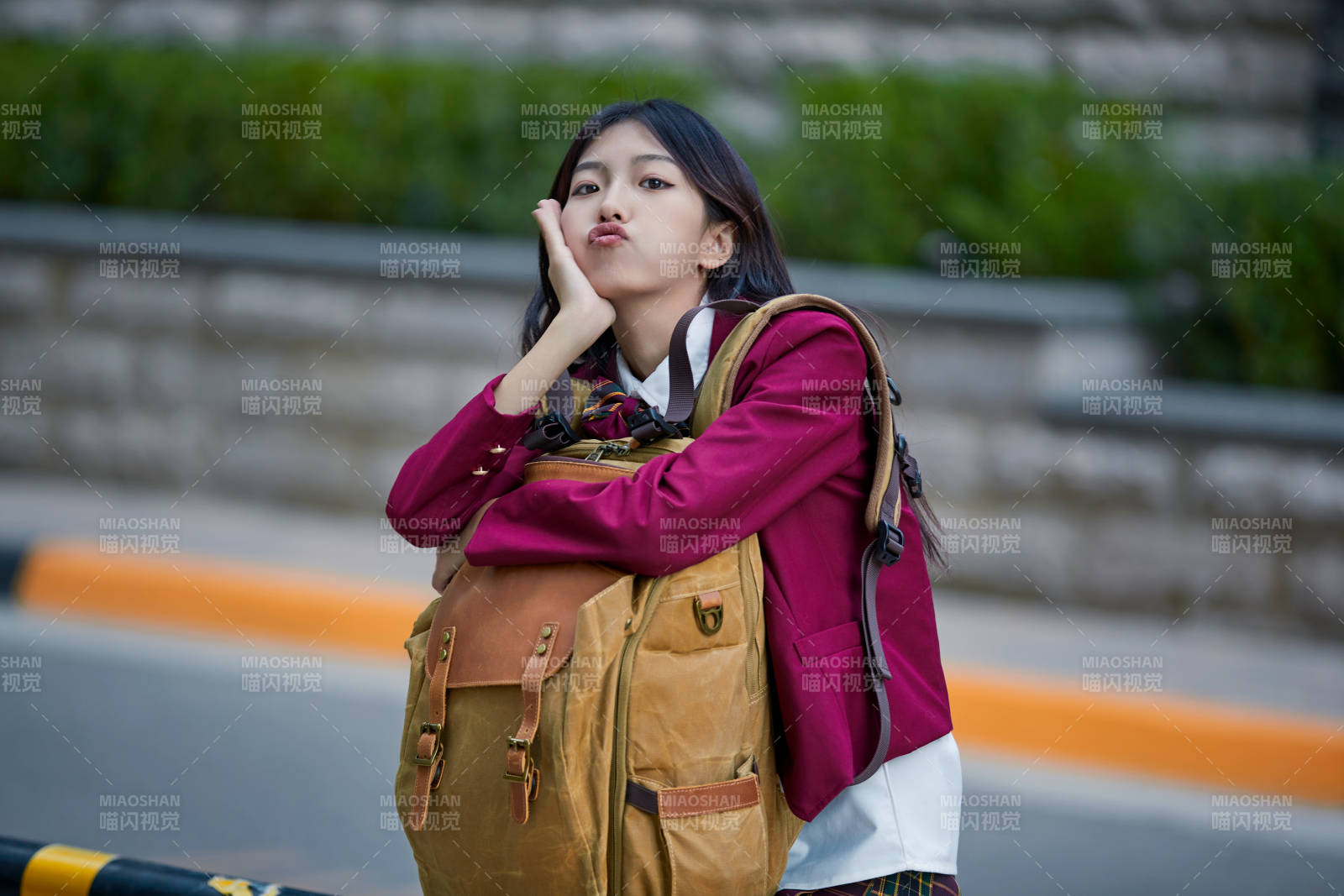 開學季放學回家路上的女學生