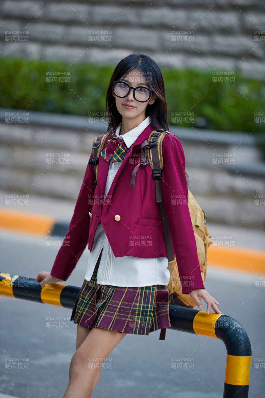 開學季放學回家路上的女學生